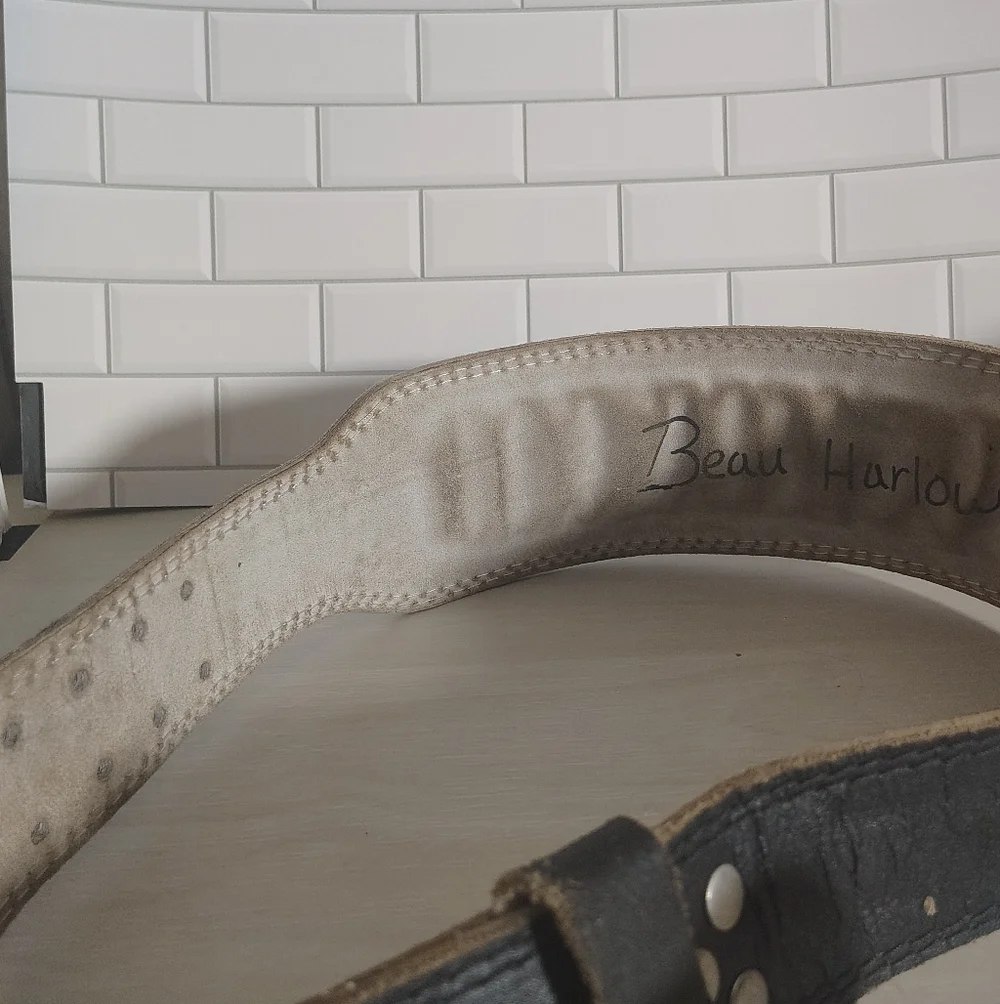 Black Leather Men’s Weightlifting Belt with Subtle Embossed Detail XL Golds Gym